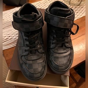 Louis Vuitton Laced up sneakers